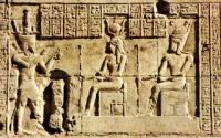 Hathor - Bas-relief representant un Pharaon faisant des offrandes a Hathor et Horus.jpg